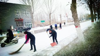 河南多景区“雪人”开道扫雪